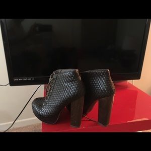Shoe boots